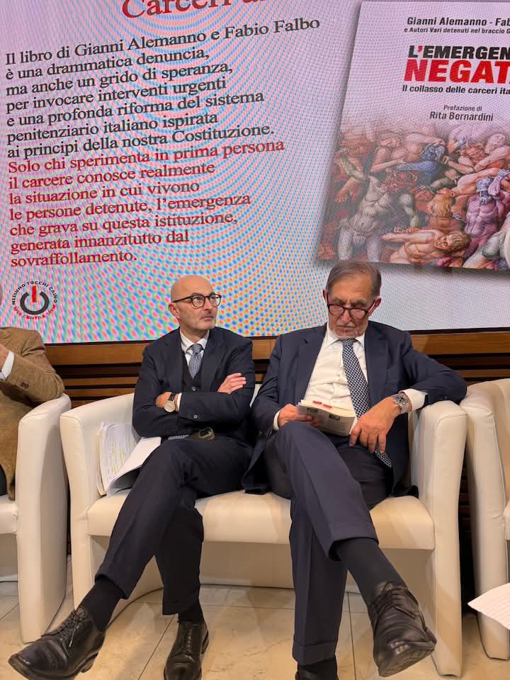 AlekosPrete's tweet image. Un unicum che la seconda carica dello Stato partecipi alla presentazione del libro di un condannato detenuto per traffico di influenze, in cella dopo la revoca delle misure alternative per ripetute violazioni. Una detenzione pienamente legittima, che non ha nulla di arbitrario.