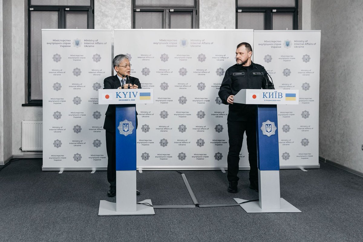 JPEmbUA's tweet image. Сьогодні Посол Накаґоме та Міністр @MVS_UA Клименко підписали Угоду про надання гранту, основною метою якого є посилення спроможностей 🇺🇦 в гуманітарному розмінуванні та підтримка медичних закладів МВС. 🇯🇵  і надалі непохитно підтримуватиме 🇺🇦 заради її безпечного майбутнього.