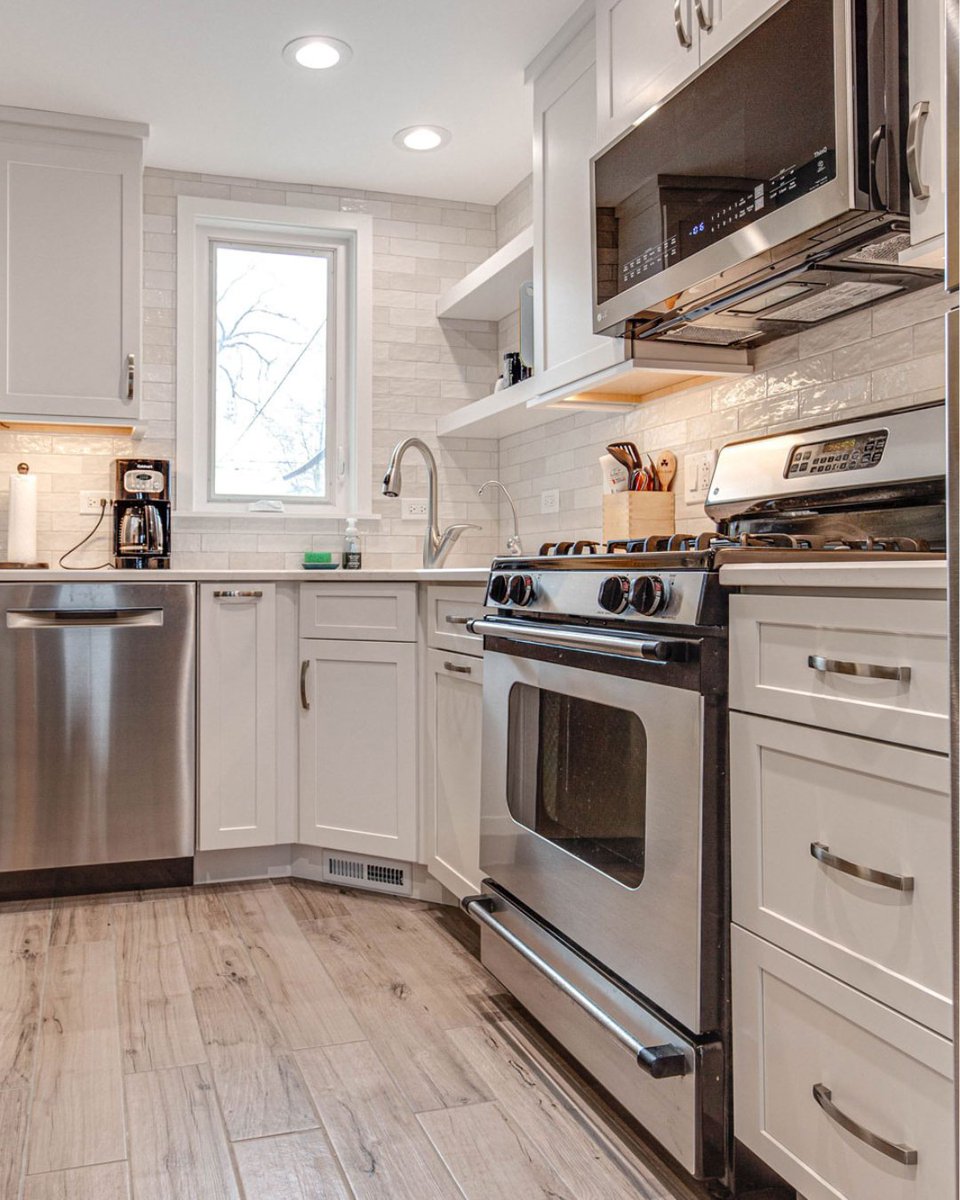 Masters_K_Bath's tweet image. Most kitchens stop the backsplash at the bottom of the upper cabinets.
But when you take the backsplash all the way to the ceiling everything changes.
Schedule your design-to-completion #kitchen #remodel consultation with Masters Kitchen &amp;amp; Bath.
masterskitchenbath.com