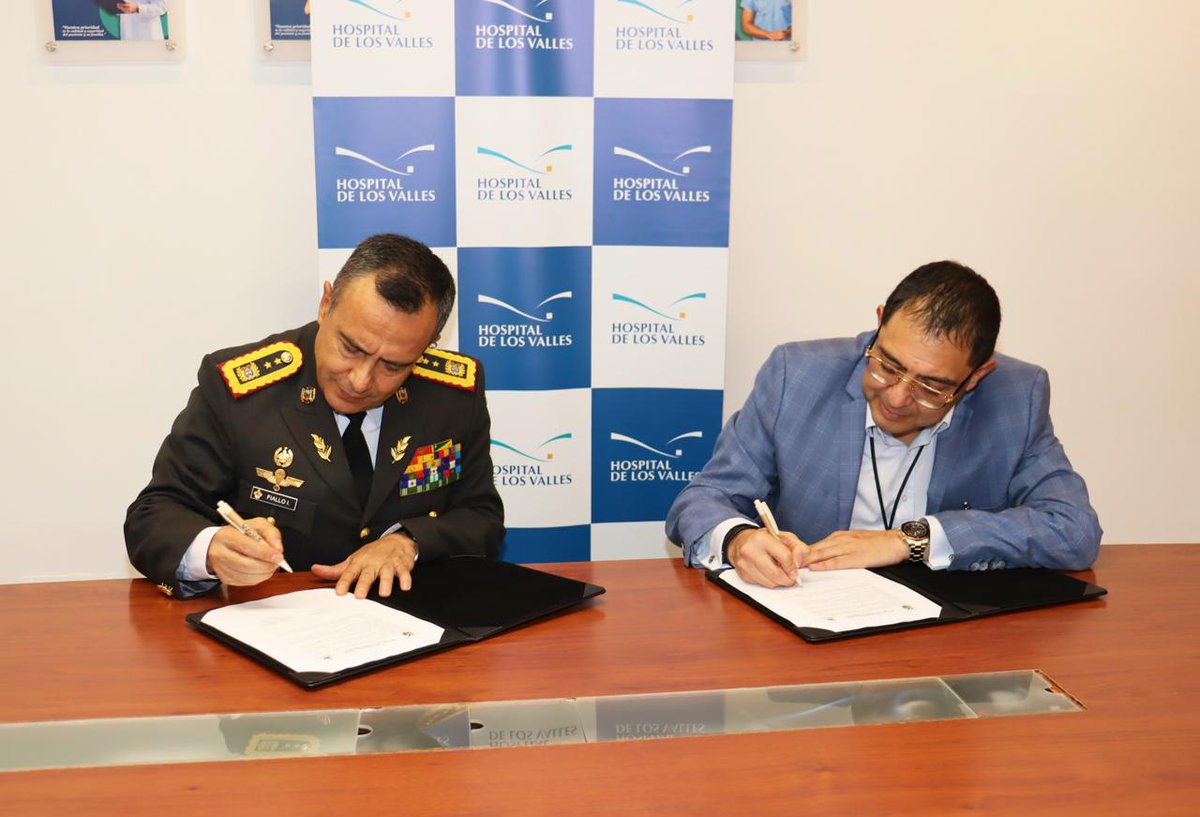 ISSFA_ECUADOR's tweet photo. ¡𝐌𝐞𝐣𝐨𝐫𝐚 𝐞𝐧 𝐥𝐚 𝐚𝐭𝐞𝐧𝐜𝐢𝐨́𝐧 𝐝𝐞 𝐬𝐚𝐥𝐮𝐝 𝐩𝐚𝐫𝐚 𝐥𝐨𝐬 𝐚𝐬𝐞𝐠𝐮𝐫𝐚𝐝𝐨𝐬 𝐝𝐞𝐥 𝐈𝐬𝐬𝐟𝐚 El Issfa y el Hospital de los Valles S.A. firmaron un convenio histórico con el objetivo de mejorar la atención médica a los asegurados de las @FFAAECUADOR https://t.co/3qwSQt842c