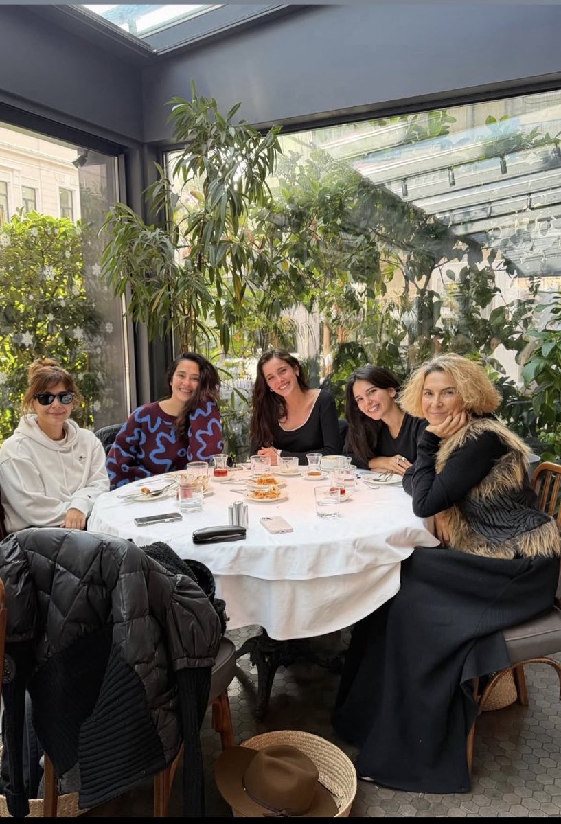 96_AGT's tweet photo. Biz gerçek bir aileyiz 🥺
Bu arada Son Yaz evreni gerçektir 🖤
#SonYaz https://t.co/XCfYD90u0Q