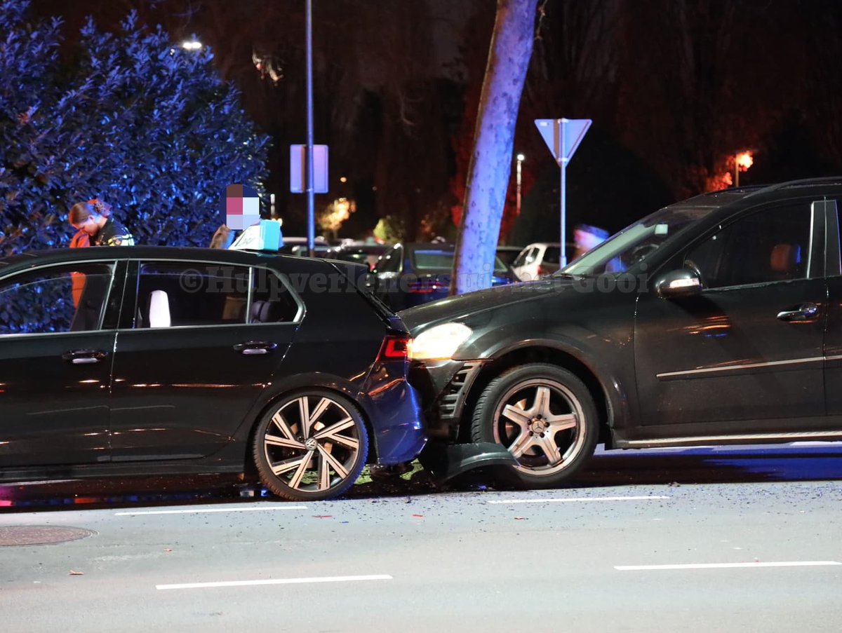 Botsing tussen twee voertuigen in Bussum