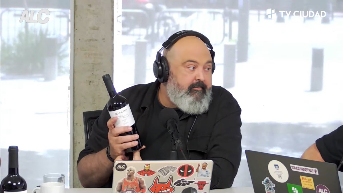 josemacaraballo's tweet image. Nos encantan las visitas en #ALC 🎧 (más cuando traen regalos 😉) por un lado, Carlitos Marichal, que sigue habitualmente el programa nos trajo vinos! Y por otro, Nacho y Cata de #FeriaBohemia, me regalaron una camiseta oficial de la despedida de @Chino_Recoba20 🔵⚪️🔴 GRACIAS!