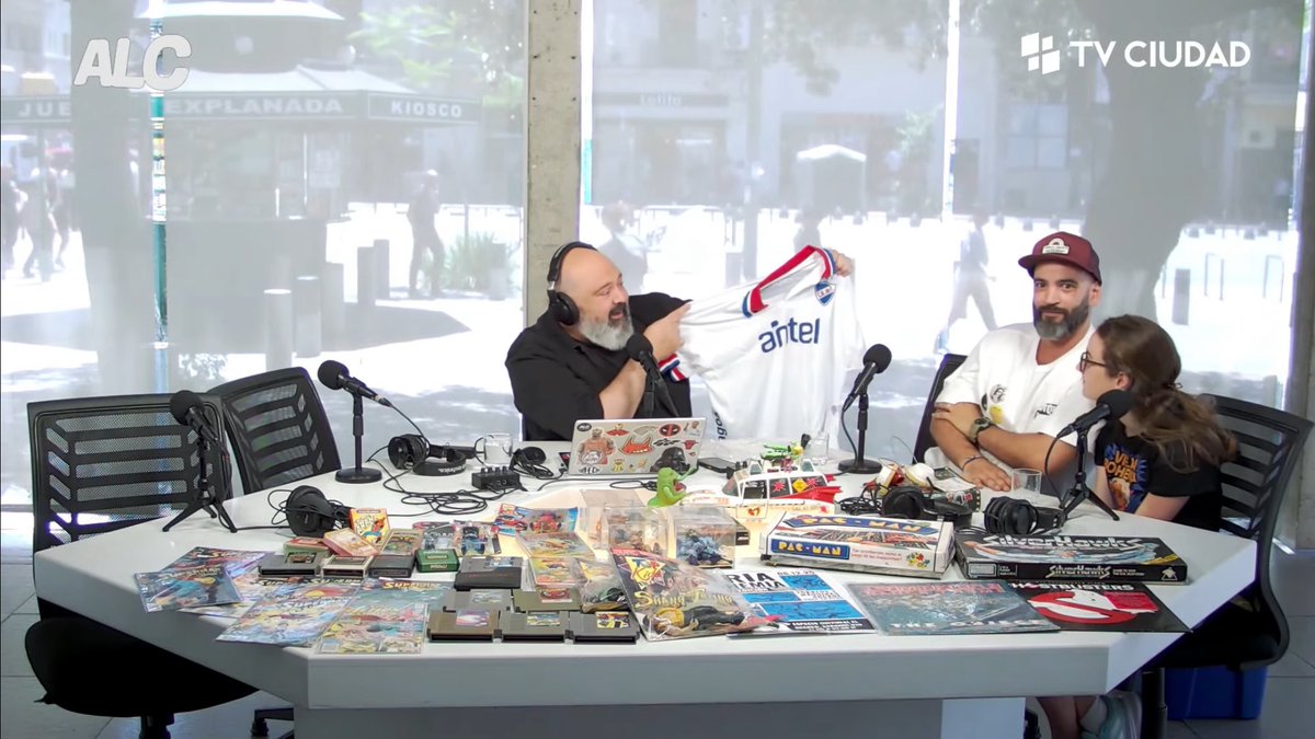 josemacaraballo's tweet image. Nos encantan las visitas en #ALC 🎧 (más cuando traen regalos 😉) por un lado, Carlitos Marichal, que sigue habitualmente el programa nos trajo vinos! Y por otro, Nacho y Cata de #FeriaBohemia, me regalaron una camiseta oficial de la despedida de @Chino_Recoba20 🔵⚪️🔴 GRACIAS!