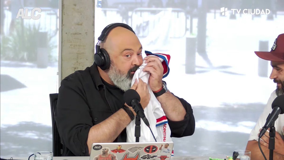 josemacaraballo's tweet image. Nos encantan las visitas en #ALC 🎧 (más cuando traen regalos 😉) por un lado, Carlitos Marichal, que sigue habitualmente el programa nos trajo vinos! Y por otro, Nacho y Cata de #FeriaBohemia, me regalaron una camiseta oficial de la despedida de @Chino_Recoba20 🔵⚪️🔴 GRACIAS!