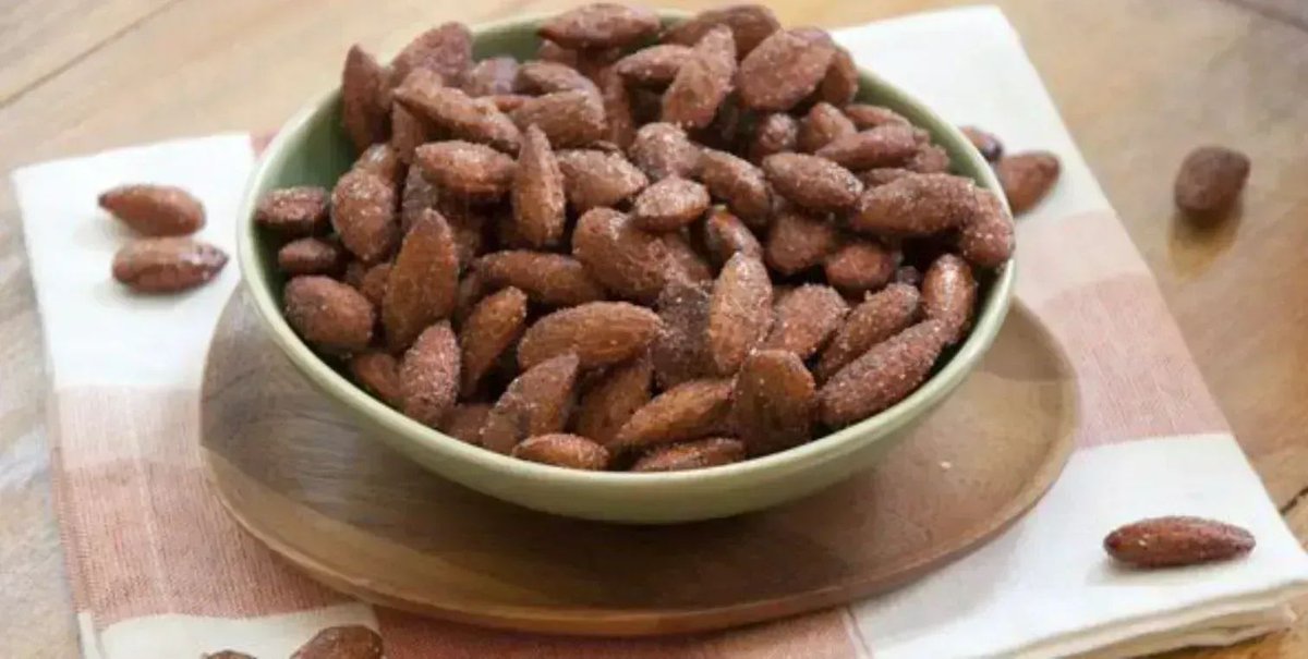 Living_Lou's tweet image. Chipotle roasted almonds!

Easy to make with almonds, honey + chipotle chilli powder. 

RECIPE: buff.ly/2o7zwzJ
#almonds #spicy