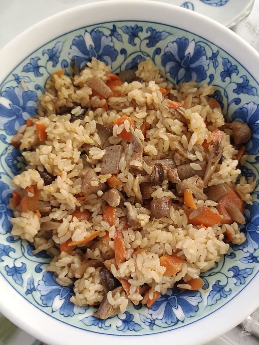 Toppelon1's tweet photo. 旬のきのこをたっぷり入れて
味ご飯のおにぎりを作りました🍙

秋の味覚満載です🍁
他にも人参、こんにゃくなど
いろいろ入ってますよ〜
具沢山すぎて、海苔が巻けなかったです…😅

共用のキッチンに置いてあります。
とっぴーのみんなは、是非召し上がってね。

寒暖差の激しい季節ですが
野菜をたくさん食べて元気に乗り切ろう！

✼••┈┈┈┈┈┈┈┈┈┈┈┈┈┈┈┈••✼
入居者同士の仲が良く、和やかなシェアハウス
シェアハウスとっぺろん熱田六番町

 愛知県名古屋市熱田区六番3丁目12-24
 ☎️ 070-2836-9168

入居のお問い合わせはお気軽にどうぞ！
🔍 more info ⇨ https://t.co/ybo9pxc6eW
✼••┈┈┈┈┈┈┈┈┈┈┈┈┈┈┈┈••✼

#シェアハウスとっぺろん #名古屋シェアハウス #シェアハウス生活  #シェアハウス探し #お部屋探し 初めての一人暮らし 入居者募集 男の料理 味ご飯 lifeinnagoya sharehouse