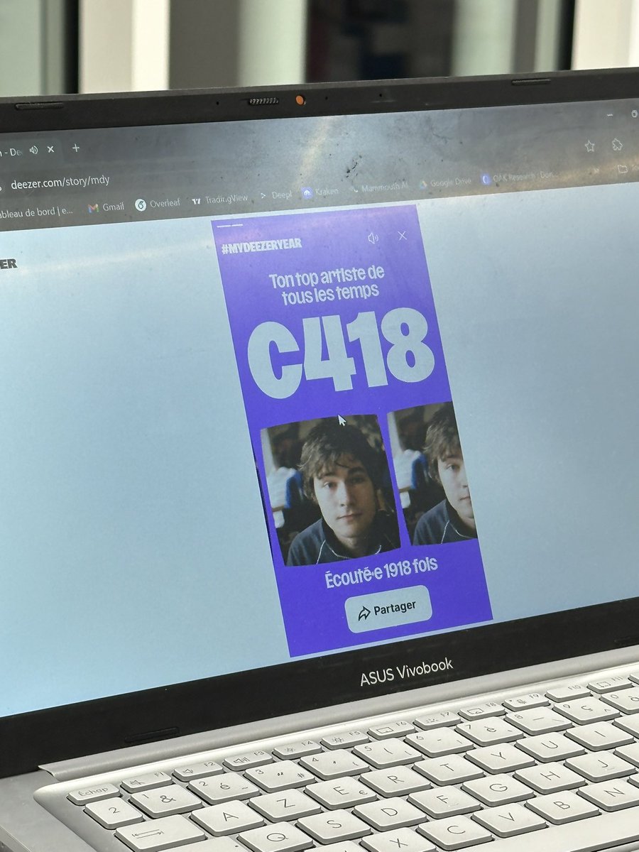 BonneHache_'s tweet image. ya un mec à la BU qui regarde son wrapped deezer et...