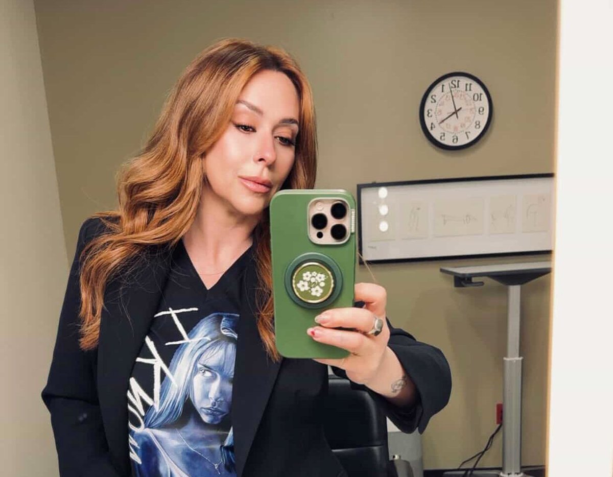 CelebrityInsid3's tweet image. Jennifer Love Hewitt stuns fans with a Sara Bareilles cover, sparking a massive online campaign for her music comeback! The demand is overwhelming—are we about to witness her return to the studio? #JenniferLoveHewitt #MusicComeback #Nostalgia