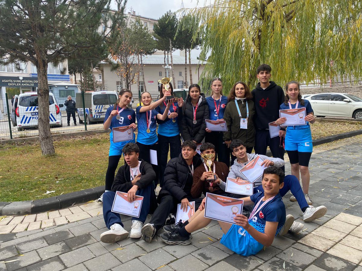 ikalsivas's tweet photo. Kros Takımımızdan Çifte Başarı! 🏆��
Kız Kros Takımımız İl 2.’si,
Erkek Kros Takımımız İl 3.’sü olarak büyük bir başarıya imza attı! 🌟

Emeği geçen öğretmenimiz Nurcan ATALAR ve destek veren herkese teşekkürler!

Daha nice zaferlere birlikte! ✨ https://t.co/Ih6kijRDy4