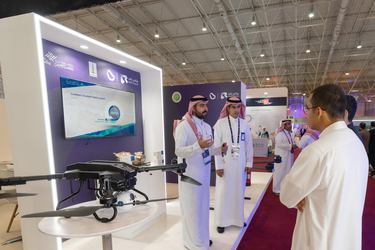 QassimUniv1's tweet image. برعاية معالي وزير #الصناعة_والثروة_المعدنية..

تشارك #جامعة_القصيم ممثلة بمعهد الدراسات والخدمات الاستشارية في «معرض التحول الصناعي في السعودية 2025»، لاستعراض مخرجات التعاون البحثي مع مصنع دفاع المتحدة ضمن مبادرة «رافد»، عبر تقديم ابتكارات وتطبيقات متقدمة في مجال الطائرات بدون…