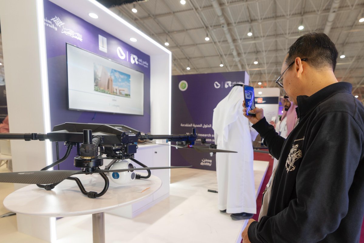 QassimUniv1's tweet image. برعاية معالي وزير #الصناعة_والثروة_المعدنية..

تشارك #جامعة_القصيم ممثلة بمعهد الدراسات والخدمات الاستشارية في «معرض التحول الصناعي في السعودية 2025»، لاستعراض مخرجات التعاون البحثي مع مصنع دفاع المتحدة ضمن مبادرة «رافد»، عبر تقديم ابتكارات وتطبيقات متقدمة في مجال الطائرات بدون…