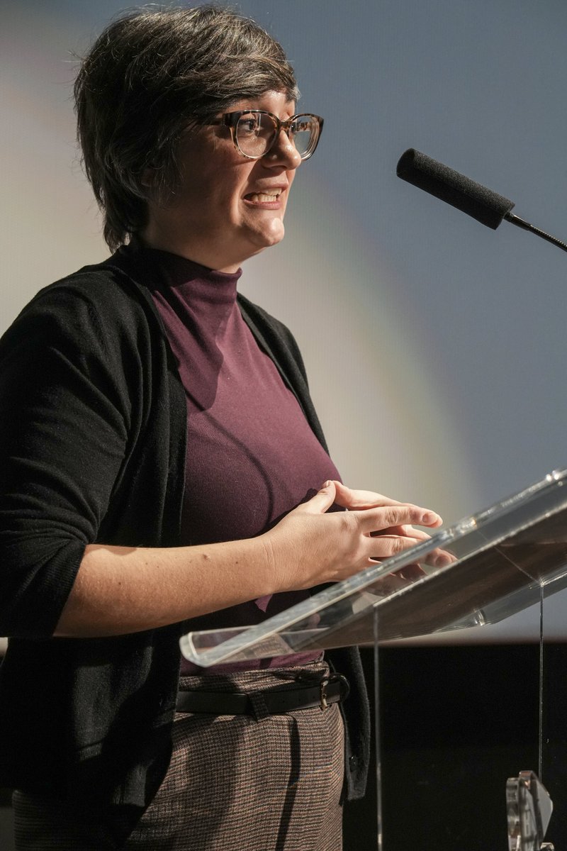 sansebastianfes's tweet photo. Minerva Campos ha sido la ganadora en la categoría Mejor Artículo Científico en los IV Premios a la Investigación del Cine Español que conceden @FlixOle y @urjc por “Para ser un «clase A»: las negociaciones del Festival de Cine de San Sebastián y la FIAPF (1953-1985)”.

🏆 La investigadora ha recogido hoy el galardón de manos de la responsable de Artxiboa del @sansebastianfes, Irati Crespo (@IratiC9), durante la ceremonia celebrada en la @Academiadecine.

Irati Crespo 🗣️ “El artículo trasciende la noción del festival de cine como mero escaparate cinematográfico, situándolo como un agente activo cruzado por transformaciones políticas, diplomacia cultural e identidad nacional”.

🔎 @minerva_campos (@uclm_es) realizó la investigación en el marco de las becas José Ángel Herrero-Velarde y la publicó en la @RevistaZer de la @upvehu.

Artículo disponible aquí 👉 https://t.co/550DqKwF17

-
📷 @FlixOle