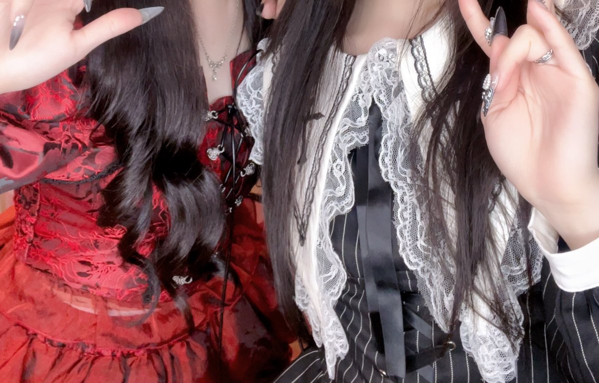 🥀11.29おきゅおわ🥀

2回？も出戻りありがとうのご主人様！安定においしい手羽先ありがとうのご主人様！いっぱいベル鳴らしてくれたご主人様！来ないって言ってたのに来てくれたご主人様！お友達と一緒に連れ戻されてくれたご主人様！
ぎるラスト！チェキもたくさんありがとうございましたー！
ALT！