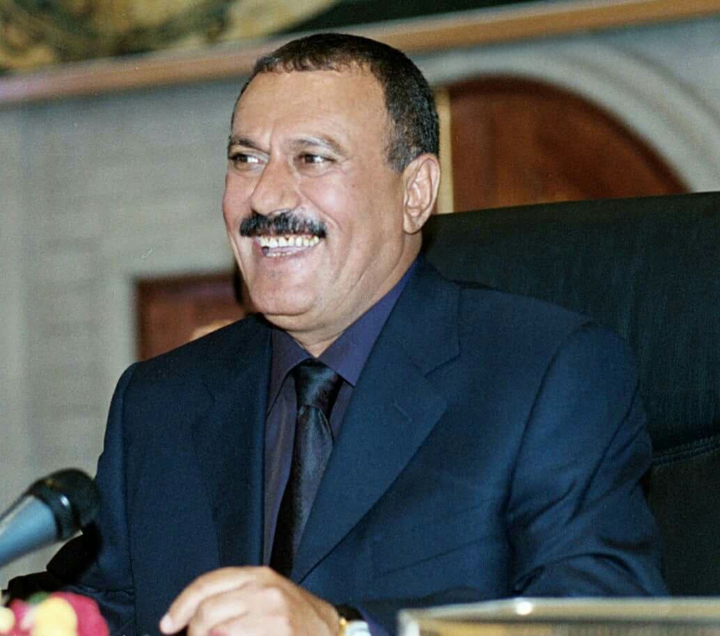 الزعيم علي عبد الله صالح لا يزال حاضرًا في المشهد حتى بعد استشهاده منذ ثماني سنوات..
2 ديسمبر ذكرى ثورة زعيم اليمن الذي قاد الثورة بصنعاء بمفرده، حارب بسلاحه الشخصي حتى استشهد مع رفيقه الزوكا ومرافقيه!
عندما هرب الكثير وصنعوا لهم أوطانًا بديلة وذهبوا هم وأسرهم للاغتراب، بقي وحارب