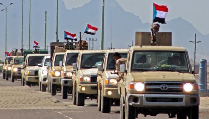 قادم بالجيوش الكبرى
من وادي شبام الصفراء
من بندر عمر والصحراء
والمهرة بلاد الشورى
هذا عهدنا و المبدأ
نعطيه الوطن والشهداء
بإن نخرج جيوش الأعداء
من أرض الوطن مدحورة
عهدًا باتظلي حرة
من قلعة عدن للمهرة
قررنا نعيد الكرة
على المحتل مع بابوره
ثورة شعبنا منصورة👏🏻💙