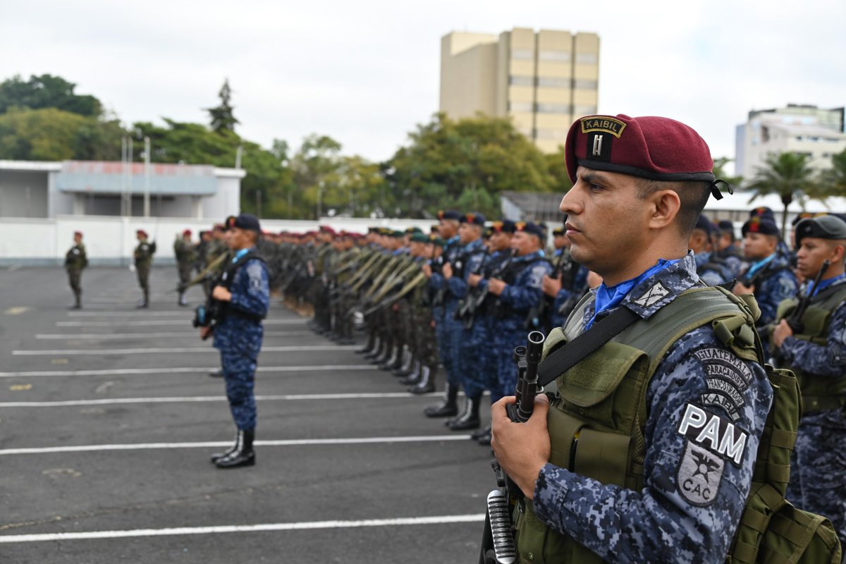 Ejercito_GT's tweet photo. Al servicio de la población guatemalteca 🇬🇹🫡

En las instalaciones del Estado Mayor de la Defensa Nacional se llevó a cabo el acto protocolario de lanzamiento de la emisión de sellos postales conmemorativos del “L” Aniversario de Fundación de las Fuerzas Especiales Kaibil, un homenaje histórico que resalta la trascendencia y el legado de esta unidad de élite del Ejército de Guatemala. Acto presidido por el General de División, Henry David Saenz Ramos, Ministro de la Defensa Nacional.

Este reconocimiento filatélico refleja la dedicación, disciplina y espíritu de servicio que caracteriza a quienes han portado con honor el distintivo Kaibil.

#EjércitoGT