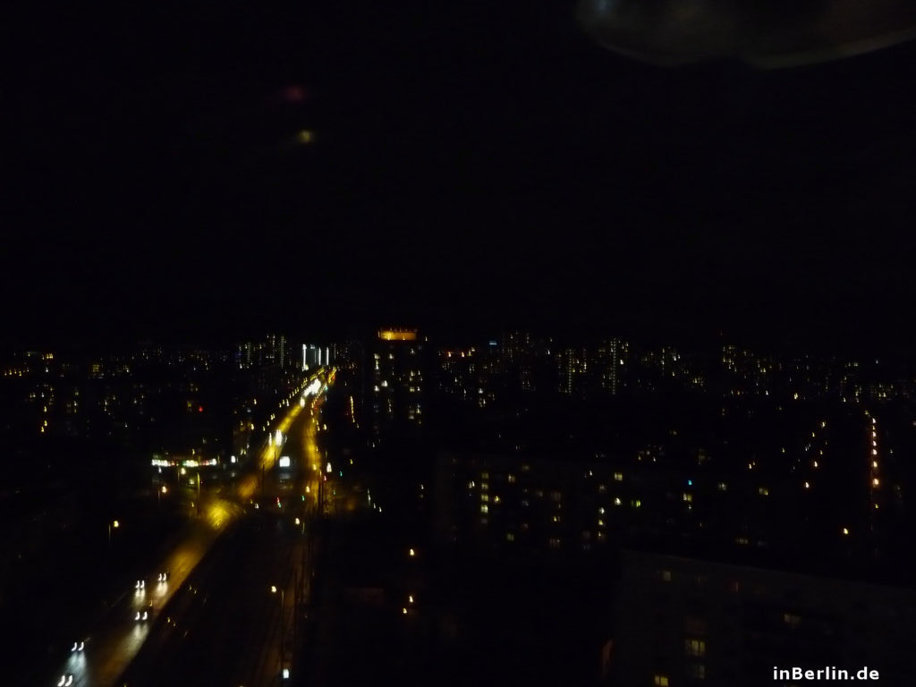 <a href="/ConstSchreiber/">Constantin Schreiber</a> In Lichtenberg-Ost aus‘m Taxi gestolpert und einen Lime-Roller geknackt. Das Neonlicht der Aral erstrahlt den Ostberliner Himmel. Es wirkt so friedlich. So als gäbe es sie nicht: den Schüttelfrust, den Suffkater am Morgen, die Kälteschübe. Denn trotz allem bleibt eine winterliche