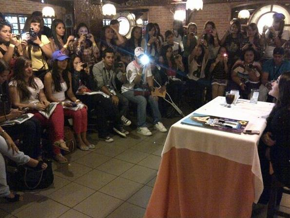 DulceExtranVzla's tweet photo. 📅 3/12/12 estab @DulceMaria en convivencia con sus fans en Venezuela https://t.co/4dRrCvDnQr