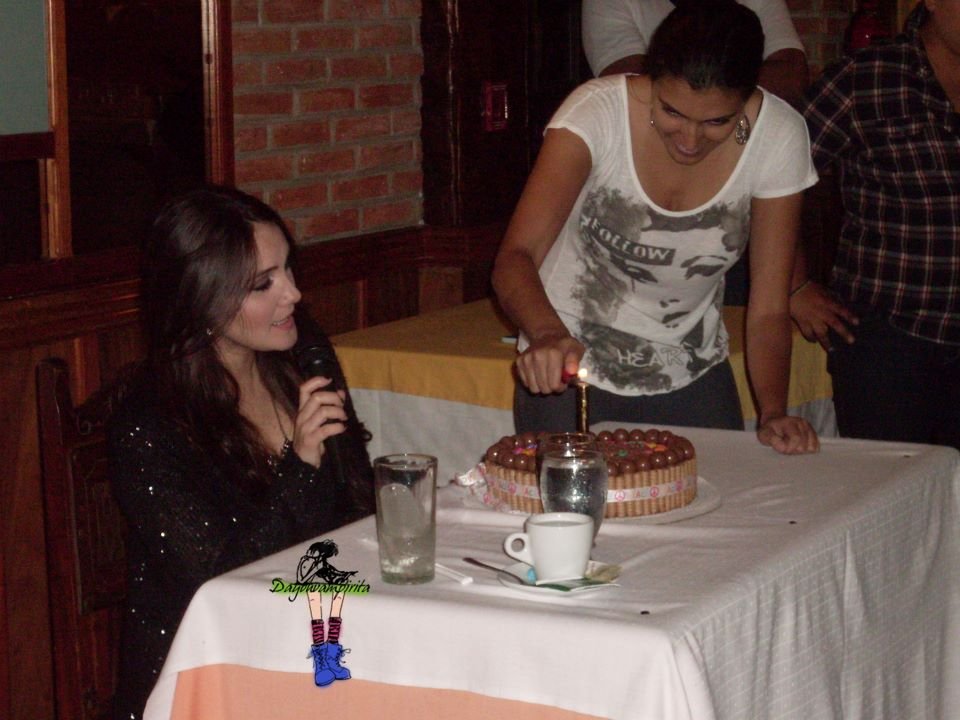 DulceExtranVzla's tweet photo. 📅 3/12/12 estab @DulceMaria en convivencia con sus fans en Venezuela https://t.co/4dRrCvDnQr