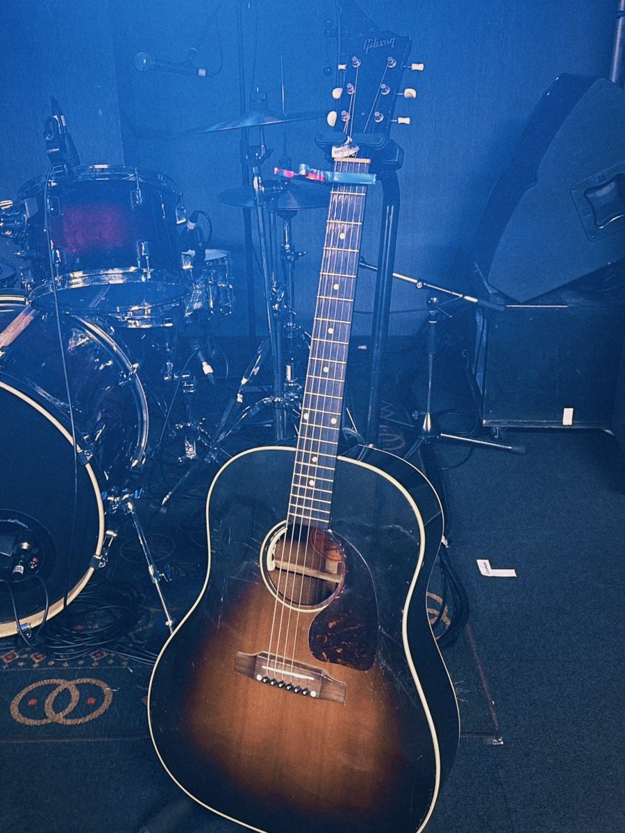 J-45って弾くの結構フィジカルが必要やなっておもった。色々アコギ触ってきて、弾き方もこだわったりしてみて思う。おっきい音出すためのフィジカルじゃなくて小さな音出すためのフィジカル。うまく言葉にできないな。
