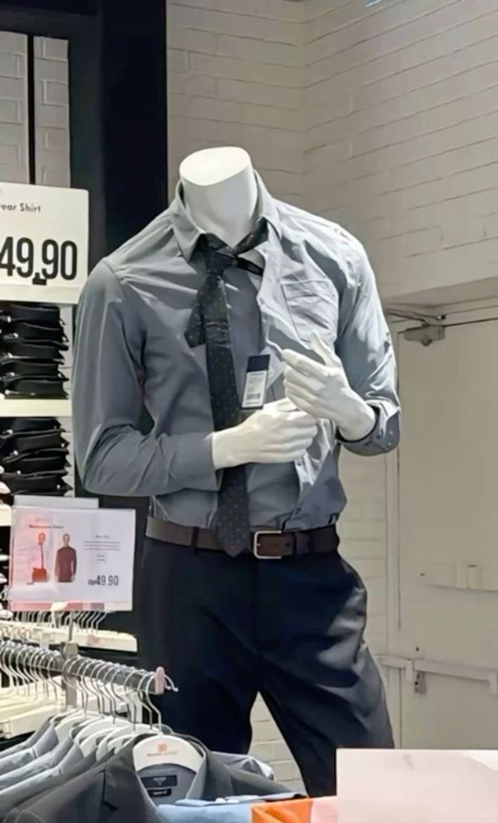 Kim derdi ki bu mankendeki looku kac zamandir dilf jungkook'a benzetirken taehyung'un da ayni sekilde karsimiza cikacagini..yemin ederim hafizami komple dilf ceo taehyung mesgul ediyor muthis bir parca mk