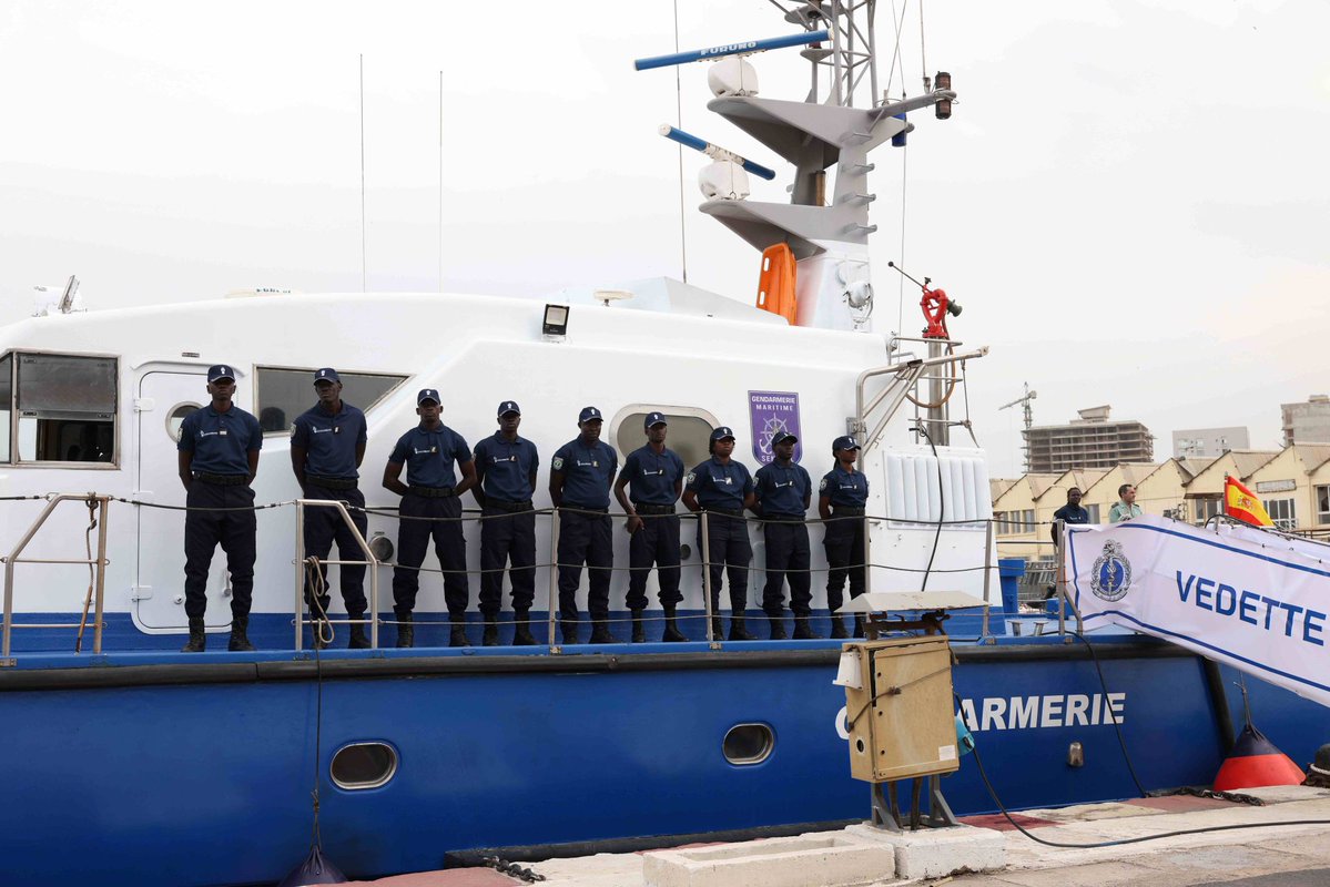 🔴 AUGC DENUNCIA | PRIORIDADES EQUIVOCADAS EN INTERIOR

Marlaska entrega en Dakar dos patrulleras nuevas de alta tecnología y condecora a mandos extranjeros.

👮‍♂️ Mientras, los Guardias Civiles seguimos reclamando medios dignos, chalecos antibalas y embarcaciones seguras para no