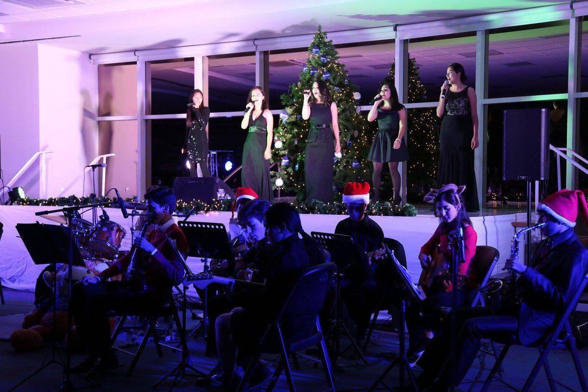 Cada Navidad en el campus tiene una historia distinta… 🎅🏻

Hoy recordamos esos momentos que nos llenaron de risas, luces y unión. Aquí un vistazo a cómo hemos celebrado juntos en años pasados. 💙🎁

#TecCampusAgs