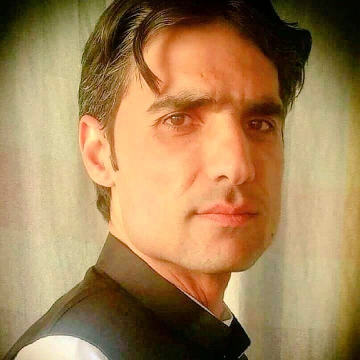 zohaibPlf's tweet image. We three brothers !

Medical.♥️. Law. 🖤. Banking 💚.

Younger Muhammad Luqman Ex-#PSF 
Profession. Medical Rep . ♥️

Me, Advocate High Court . #PLF 
Profession. Law / Advocate 🖤

Elder Abdul Salam . #PYO
Profession Banking . 💚