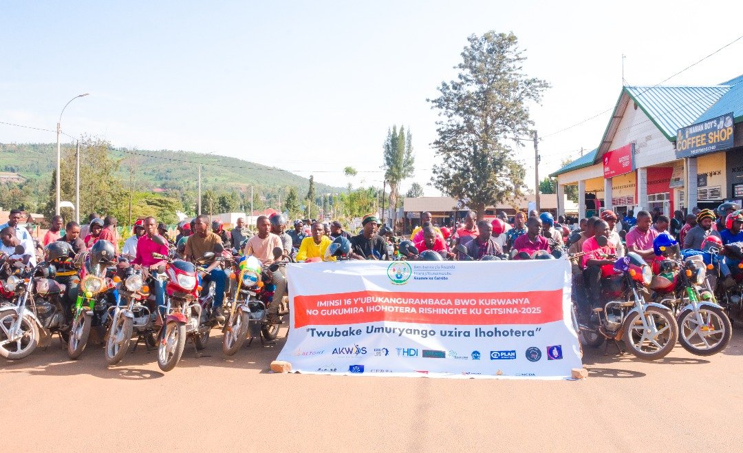 GatsiboDistrict's tweet photo. Urubyiruko rutwara abantu kuri Moto rwo muri zone ya Muhura, Ngarama, Kiramuruzi na Kabarore rwahawe ikiganiro ku bukangurambaga bw'iminsi 16 yo kurwanya no gukumira ihohotera rishingiye ku gitsina n'icuruzwa ry'abantu ku nsanganyamatsiko: " Twubake Umuryango uzira ihohotera". https://t.co/AkBgyAIbUU