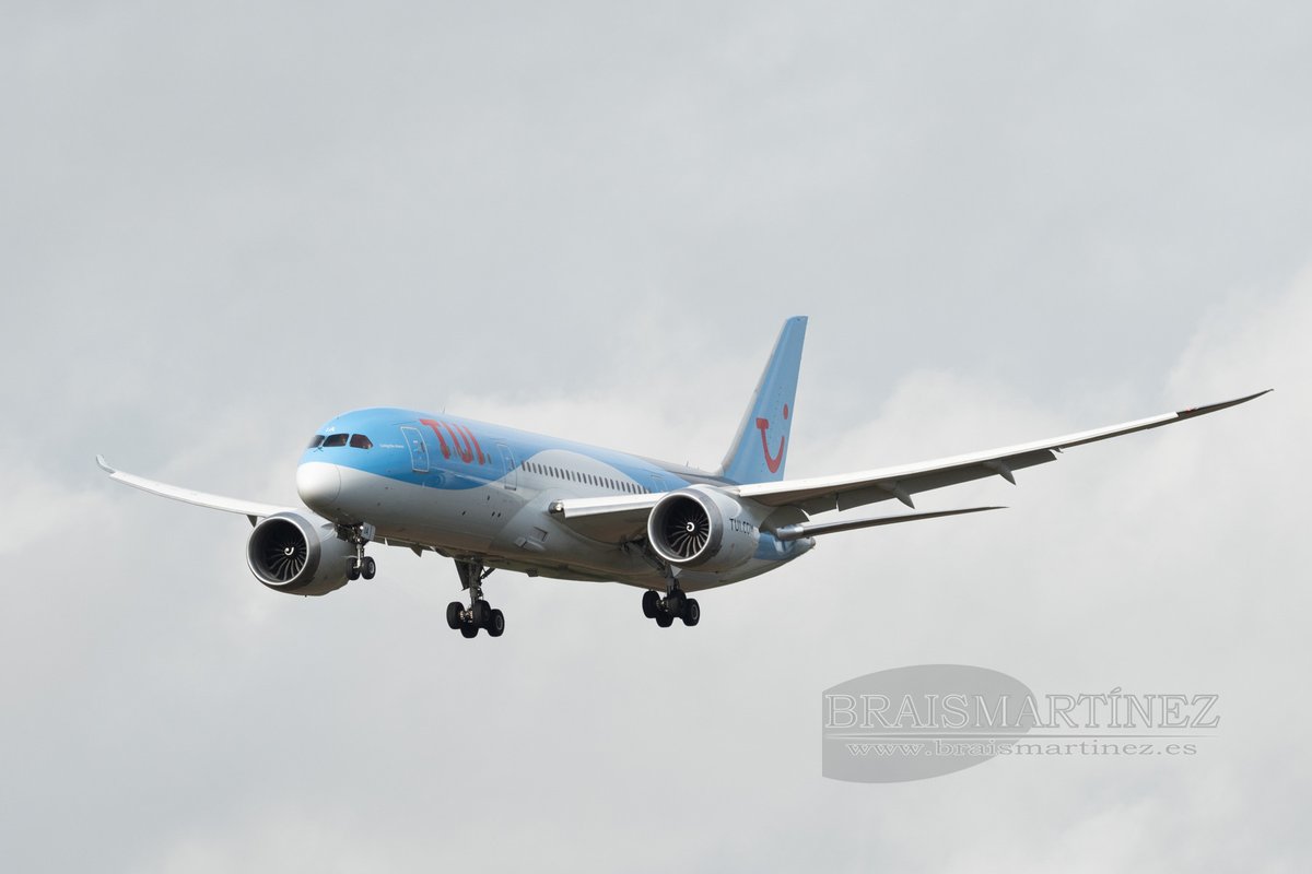 brais_camposino's tweet photo. Desembarco de Boeing 737 MAX 8, 737-8K5 e 787-8 Dreamliner de #TUIfly en #Santiago #SCQ https://t.co/GvwlxSABtz