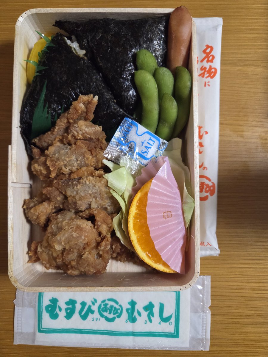 NakedbrunchT's tweet image. 電気じかけ、読音2、持ってなかったWILL💿帰宅したら全部届いてました📦
で、広島に遊びに行った弟に頼んでたむさしのお弁当(初)😍この時間の晩ごはんにはボリュームたっぷりだけど🍙めっちゃ美味しかった～💕
明日じっくり本読みます🎶
#TMNETWORK