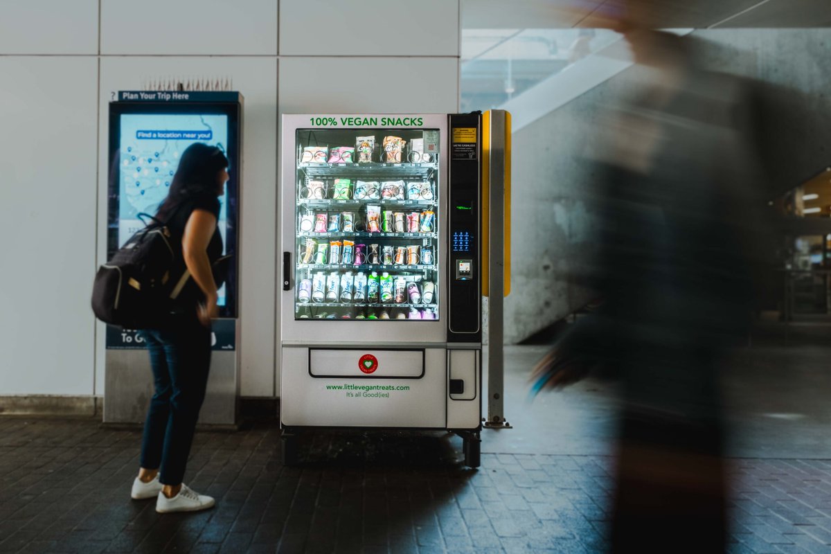 TurnkeyChicago's tweet image. 50 Vending locations that can make you $1,000+/month profit in 2026:

1. Gyms
2. Hotels
3. Parks
4. Museums
5. Casinos
6. Airports
7. Libraries
8. Aquariums
9. Warehouses
10. Rest areas
11. Truck stops
12. Fire stations
13. Gas stations
14. Barbershops
15. DMV offices
16. Call…