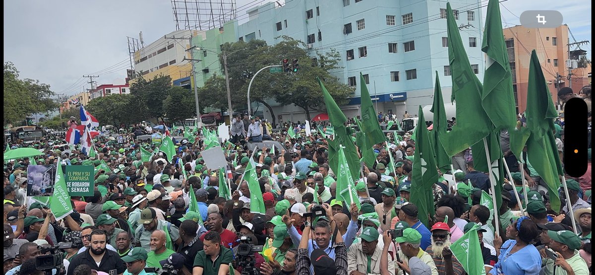 En la marcha de la FP no se promovía a ningún candidato. Ejercíamos el derecho a protesta con organizacion política- jurídicamente legal. Según lo establece la constitución en los artículos 46, 47,48 y 49.✍️<a href="/LeonelFernandez/">Leonel Fernández</a> <a href="/FPcomunica/">@Fuerza del Pueblo (FP)</a> <a href="/fpcomunicaeuro/">Fuerza Del Pueblo - Europa</a> <a href="/PLDenlinea/">PLD</a> <a href="/juntacentral/">JCE</a>
