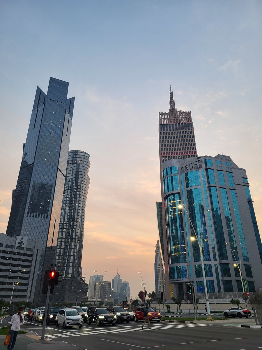 Turisti day at Doha! 🇶🇦 A walk through Al Corniche from Souq Waqif to West Bay.
#Doha #QatarGP