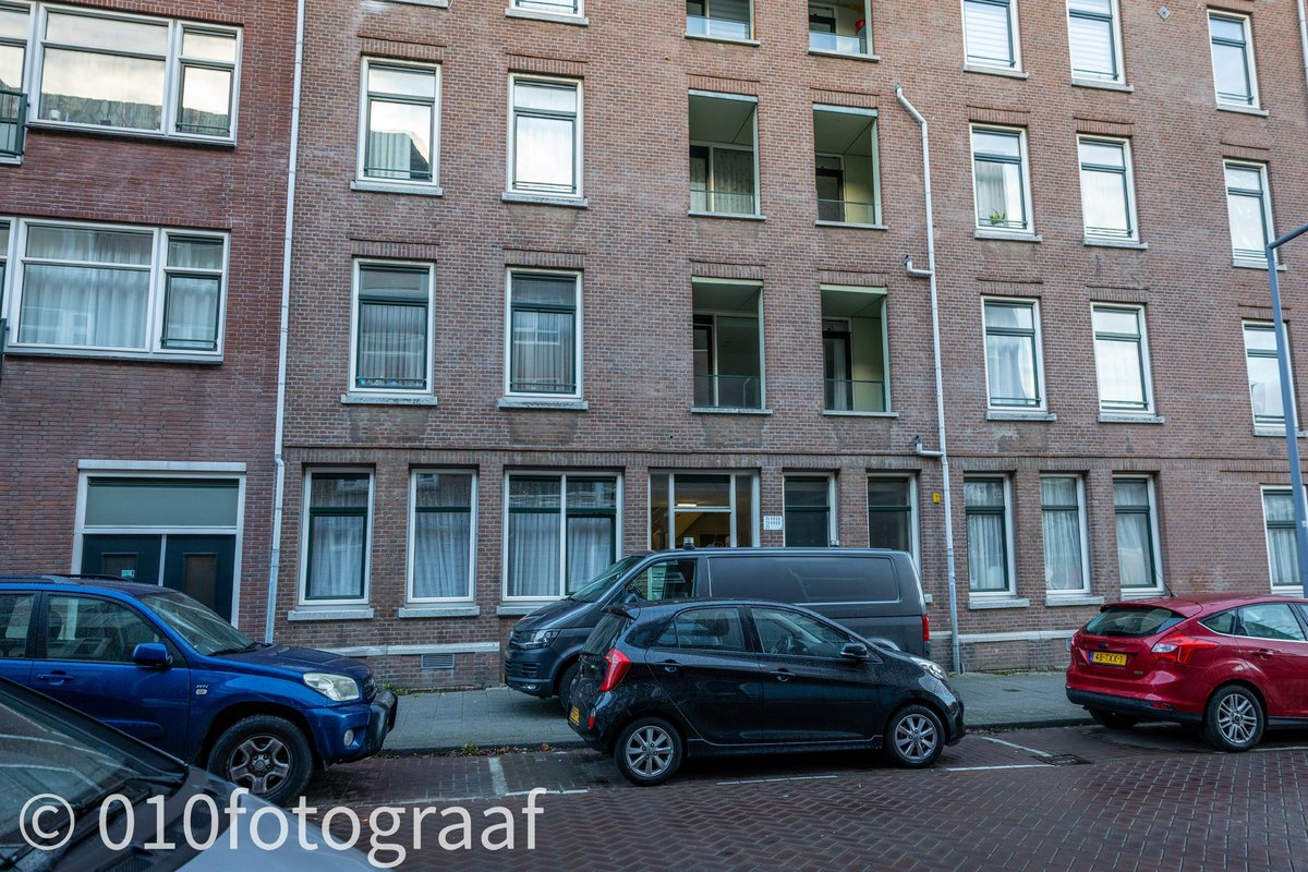 Bij een schietpartij afgelopen weekend in een woning aan de Vlaggemanstraat in Rotterdam is een 35-jarige man om het leven gekomen. Het gaat om de broer van de twee Britse rappers “Stefflon Don” en “Dutchavelli”. Twee mannen van 31 en 21 uit Rijswijk en Delft zijn aangehouden.