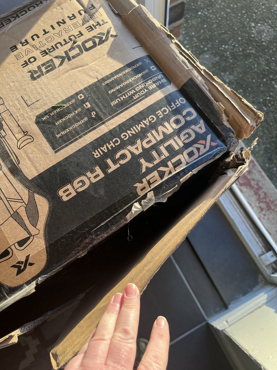 dyas17's tweet photo. @verynetwork I have waiting for this item nearly 2 weeks and finally it arrived after all messing about by delivery drivers and this is how it’s turned up all damaged box opened https://t.co/6436UQiMYW