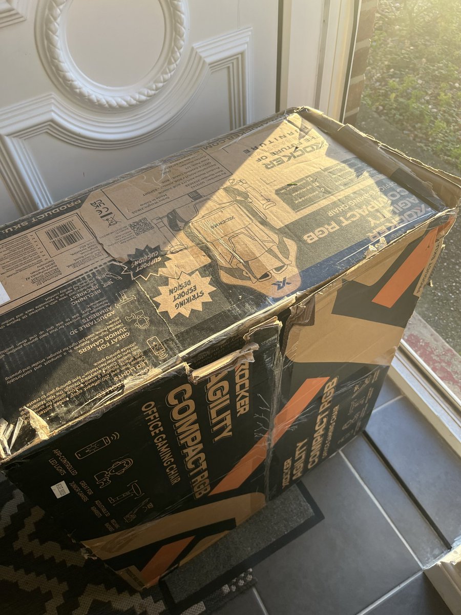 dyas17's tweet photo. @verynetwork I have waiting for this item nearly 2 weeks and finally it arrived after all messing about by delivery drivers and this is how it’s turned up all damaged box opened https://t.co/6436UQiMYW