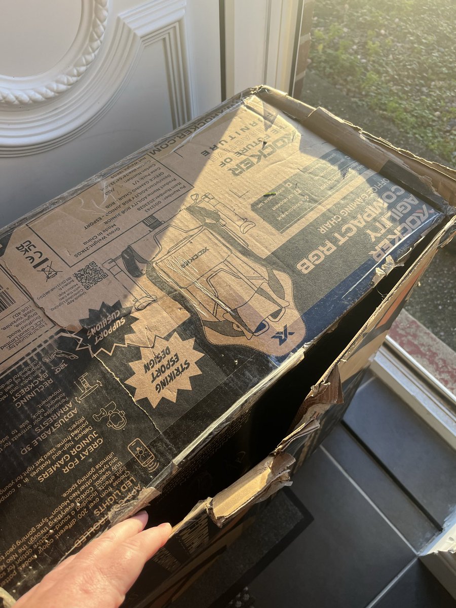 dyas17's tweet photo. @verynetwork I have waiting for this item nearly 2 weeks and finally it arrived after all messing about by delivery drivers and this is how it’s turned up all damaged box opened https://t.co/6436UQiMYW