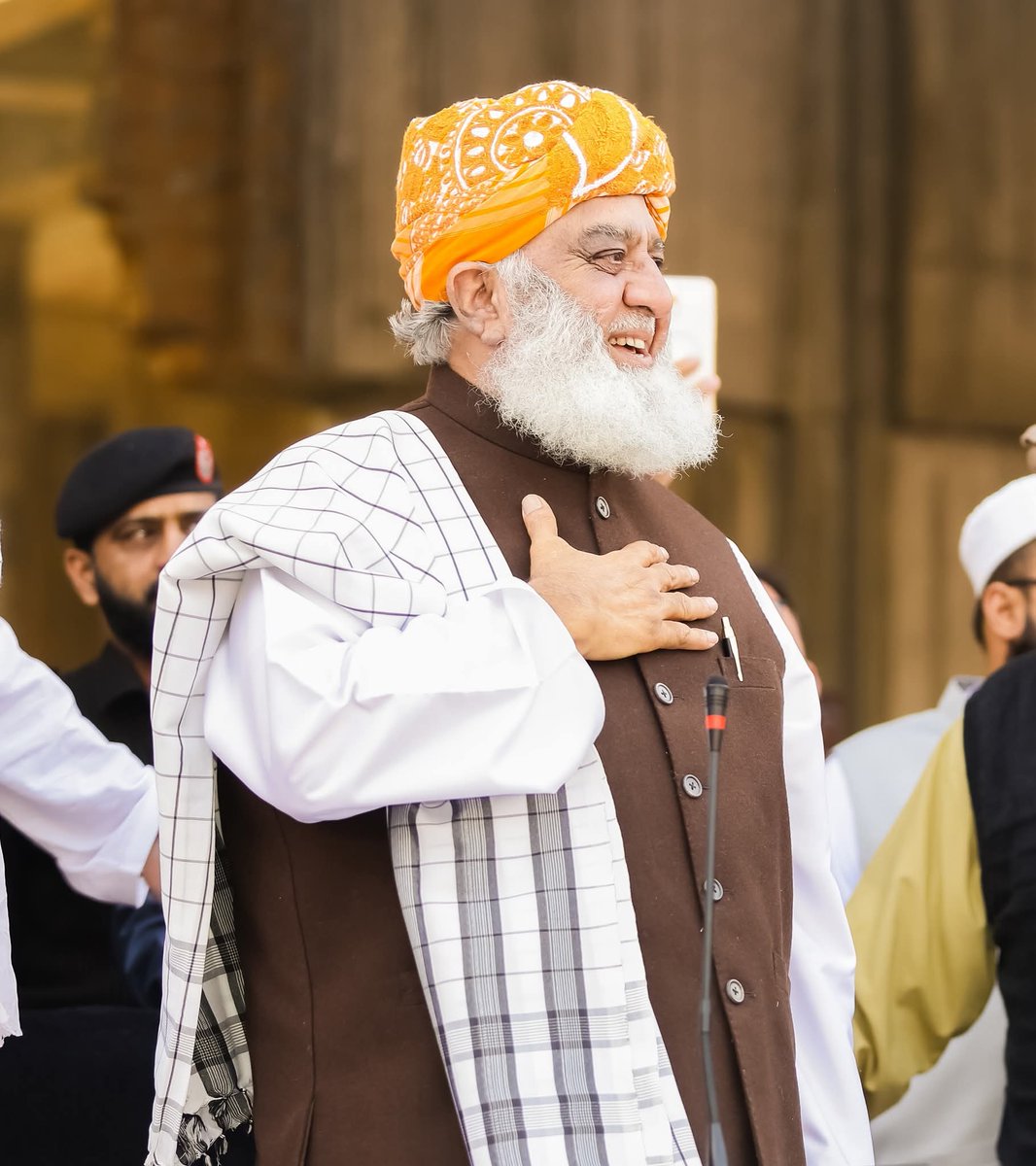 قائدِ محترم مولانا فضل الرحمن صاحب نے آج اسمبلی فلور پر جس جرأت، بصیرت اور دلیل کے ساتھ قادیانیت کے ناپاک عزائم کو بے نقاب کیا، وہ اُن کی بے مثال دینی و قومی قیادت کا ثبوت ہے۔
ان کا خطاب آنے والی نسلوں کیلئے بھی رہنمائی کا چراغ ہے۔
#محافظ_ختم_نبوت_مولانا