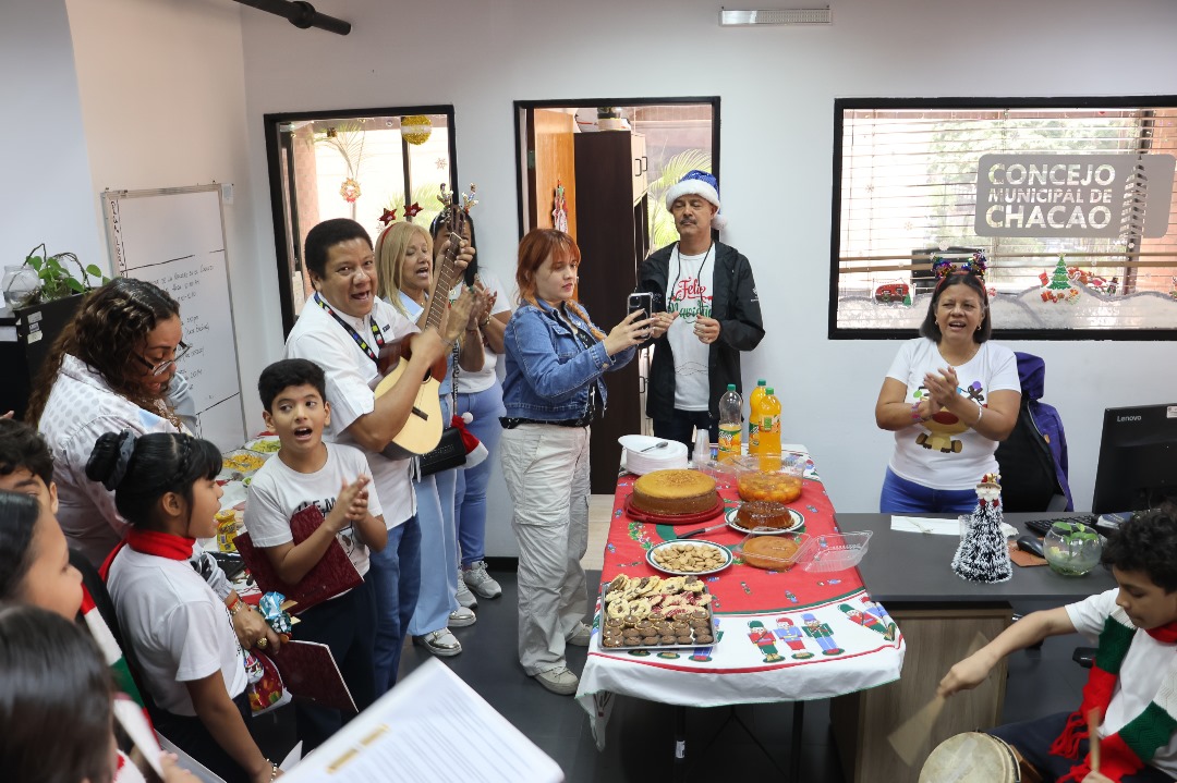 En el Edificio Atrium, sede de nuestra Alcaldía <a href="/Chacao/">Alcaldía de Chacao</a> disfrutamos de un rato lleno de música, aguinaldos y mucha diversión.

¡Un placer compartir con nuestra gente la magia de estas fiestas!