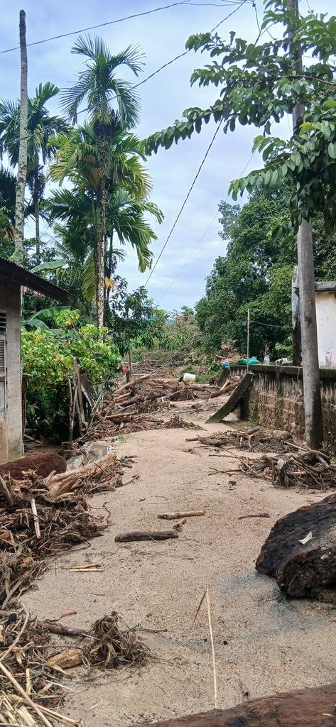 Ragamu mungkin tak sampai di sini. 
Tetapi doa dan kepedulianmu lewat donasi menjadi penguat kami dan masyarakat yangvterdampak bencana banjir dan longsor dengan
n membawa baguan gunung dan gelondongan kayu2 besar di tapanuli tengah 😢 
#PrayForSumatera 
*Desa Sipange 
Bismillah