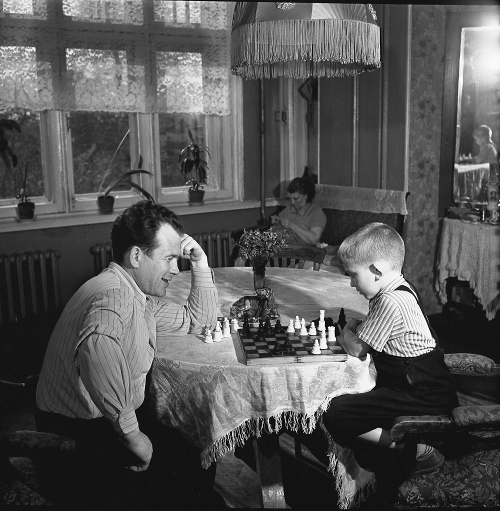 PicturesUssr's tweet image. Father and son playing chess. Photo by Yevgeny Khaldei (1954)