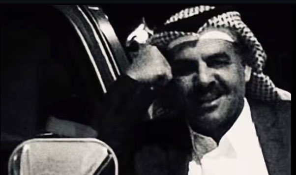 تبسّم لي فداك اللي مضى واللي بقى يفداك
ترى لولا غلاك وضحكتك ما بعت خلّاني
ㅤ
ولا جيت أتدارك ما بقى من فرحتي وألقاك
وأبيع العمر كله لا أبتسّم ثغرك على شاني.  

- ضيدان بن قضعان❣️.