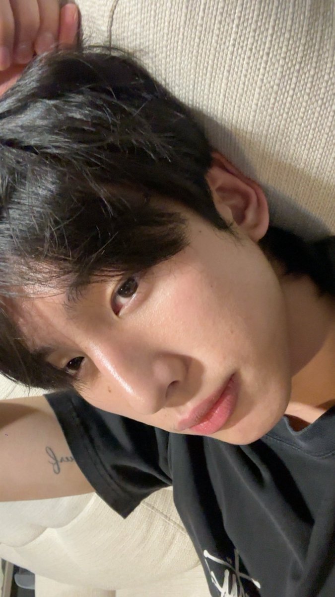 swensurf's tweet image. นั่งโซฟาตัวนี้มาเกือบ4ชมละขอโมติเวชั่นในการลุกขึ้นไปอาบนํ้า