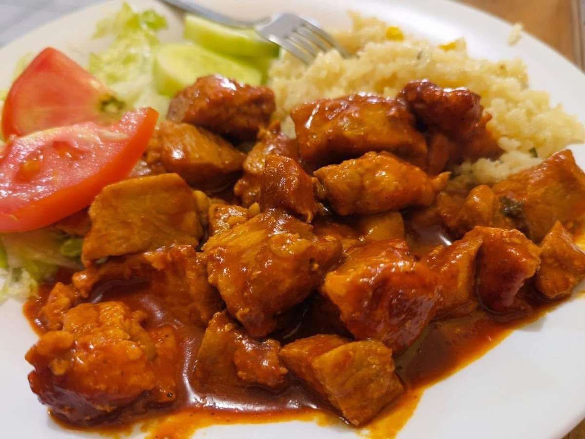 Buenos días. Hoy martes para la comida tenemos excelentes opciones para usted: menudo, el favorito del mundo mundial, hígado encebollado, puerco con papas en chile verde, cocido, bistec ranchero, pollo en mole, caldo de pollo, y recuerde que los platillos secos se acompañan de