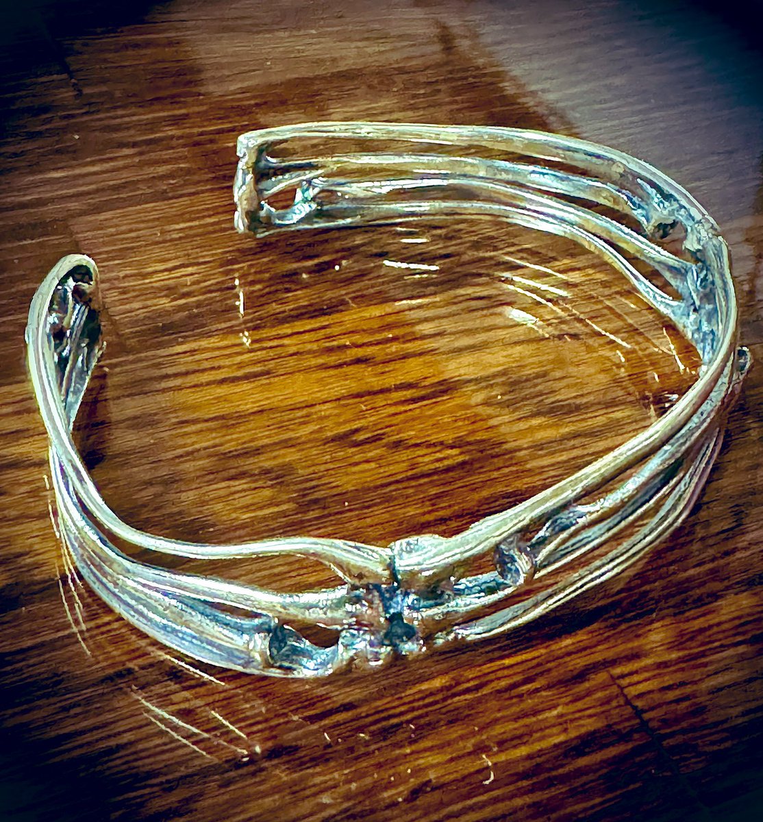 昔から定番の人気商品😉骨を全体にデザインしたバングル『シルバー