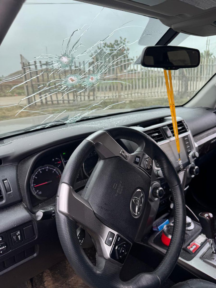 #URGENTE | El candidato presidencial Rafael Belaunde del partido Libertad Popular, fue víctima de un ataque a balazos en la zona de Cerro Azul. 
Imágenes muestran impactos en el vehículo y al candidato con heridas visibles.

Autoridades ya investigan el móvil del atentado.