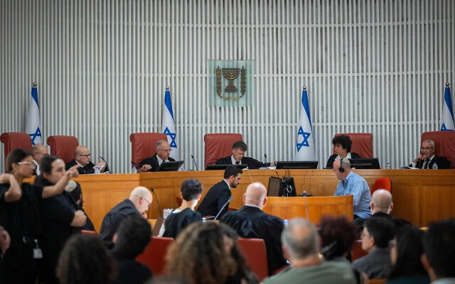 JoopSoesan's tweet image. In de laatste confrontatie tussen de regering en de rechterlijke macht heeft het Hooggerechtshof voorlopige bevelen uitgevaardigd waarin de regering wordt verplicht een vergaande wet te rechtvaardigen die in maart werd aangenomen en die de invloed van politici op benoemingen van…