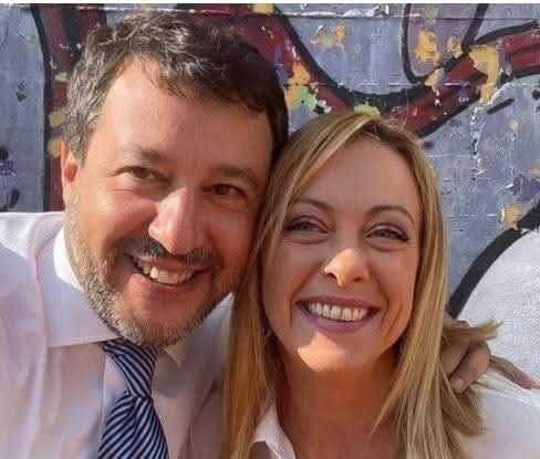 La sobrietà al potere.
#Salvini è passato da un bilocale a Milano a una casa a Roma di 674 mq. 28 vani, due box.
#Meloni è passata da un appartamentino alla Garbatella a un villino con piscina. Ciascuno vale più di un milione di euro.
Ciao 👋 poveri.

Elio Vito